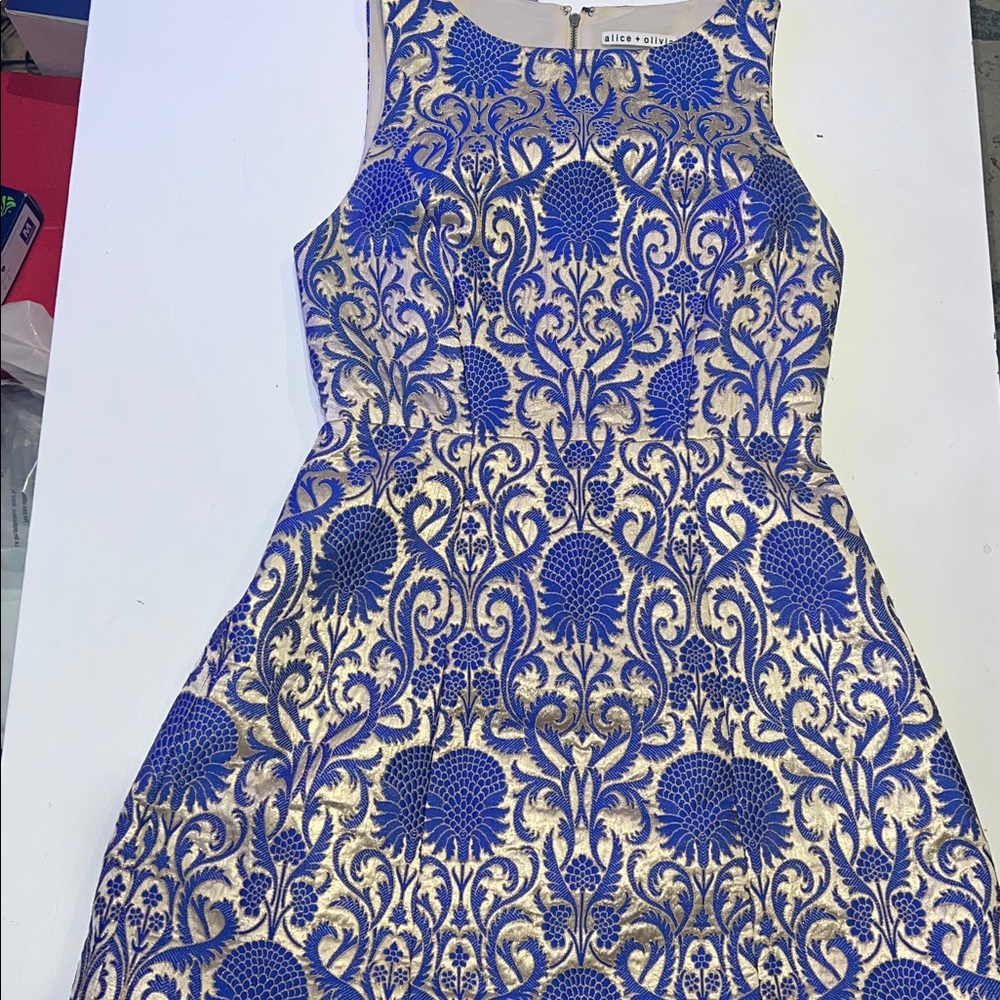 Alice + Olivia 'Carrie' floral jacquard sheath dress, sleeveless size 4 - Picture 5 of 11
